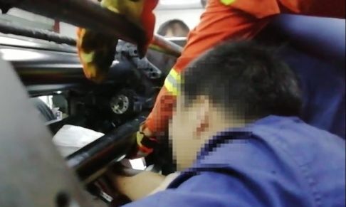 印刷工人手臂被夾