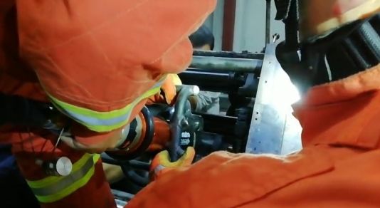 印刷工人手臂被夾